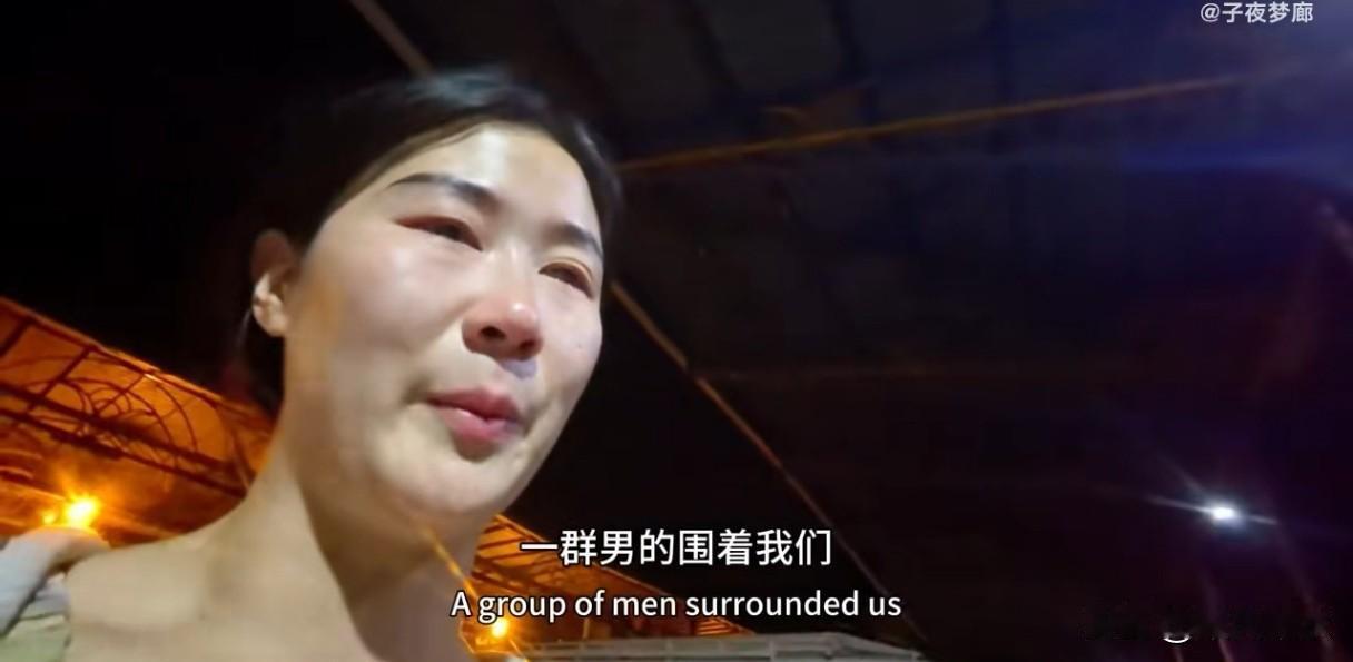 中国妹子去埃及旅游，在阿斯旺被骗子坑了——拒绝妥协后滞留车站，质问反遭对方围攻嘲