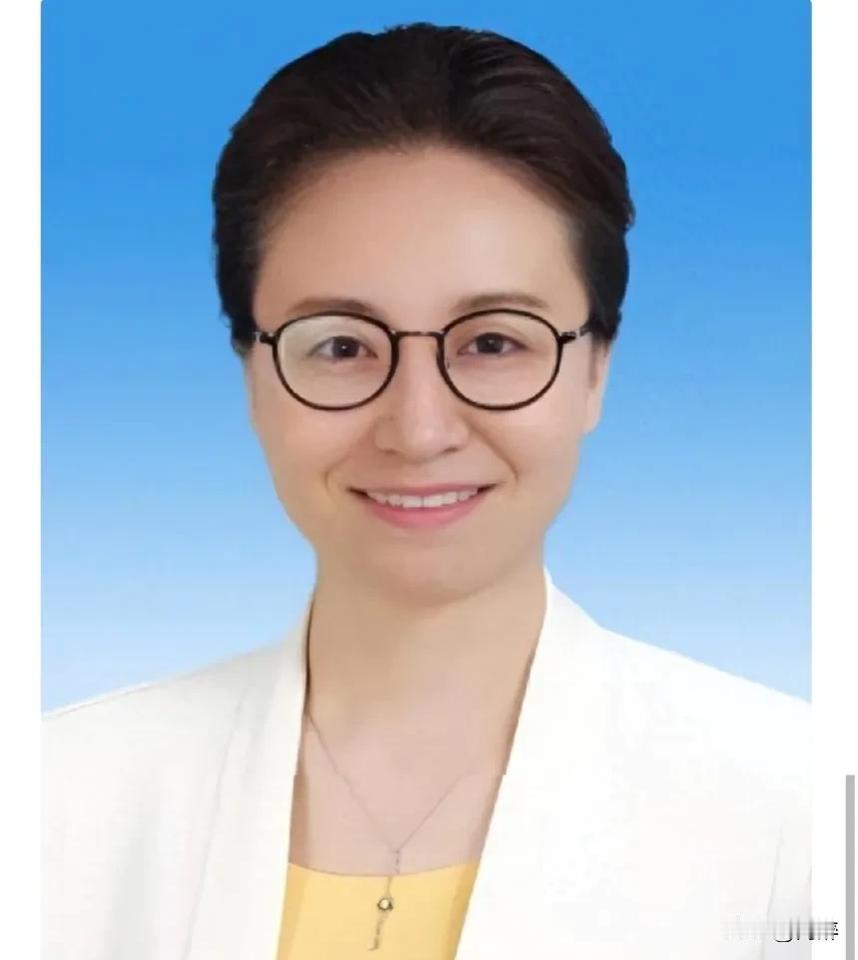 从中学老师一路走来，其中的酸甜苦辣唯有她自己知道，本该感恩党和国家的悉心培养、感