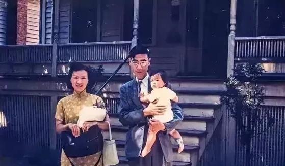 2007年，钱学森96岁寿辰，宾客云集，但他却只注意到角落里一位老者，随即蹒跚着