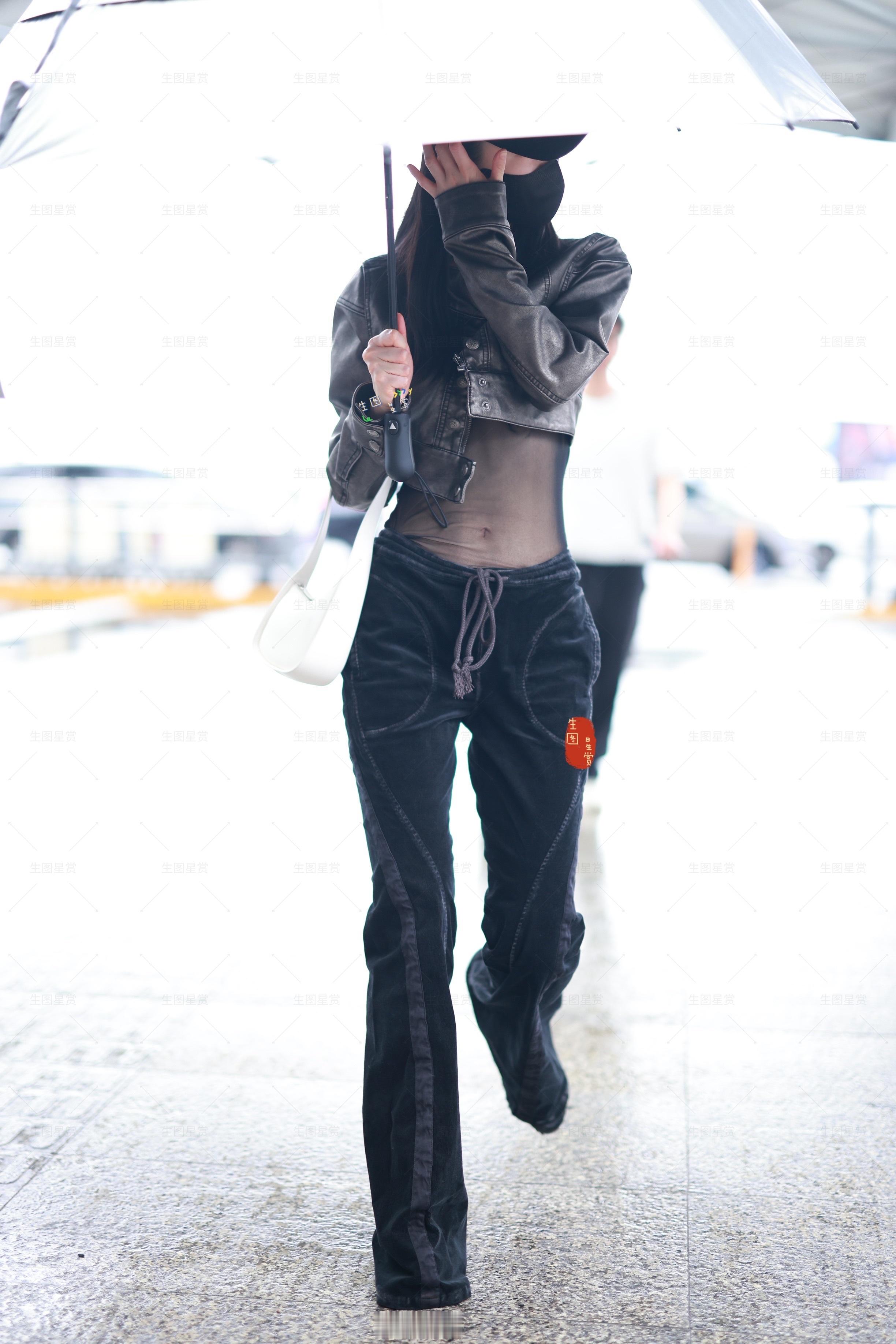 今天是辣妹铁子，美绝蕾丝小蛮腰宋轶上海出发拍了拍📸