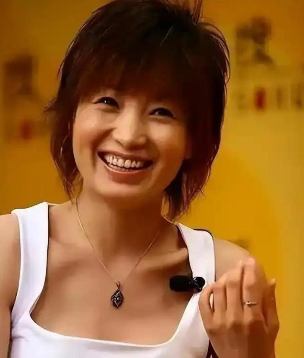 连上5次春晚，私下和恩师同居，怀孕后被骗流产，今57岁孤身一人娱乐明星