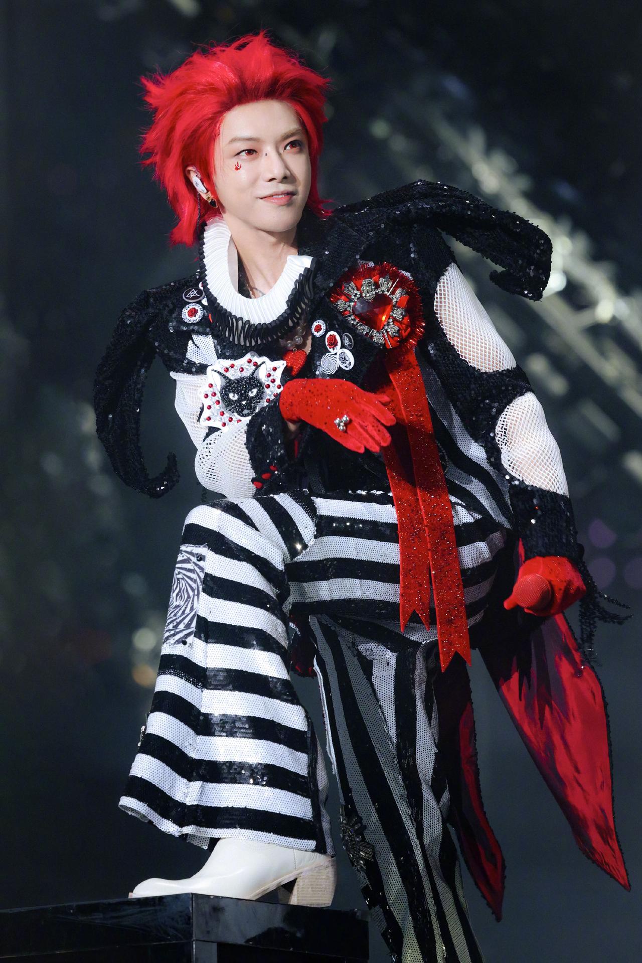 华晨宇估计要素颜开演唱会了，被那英问敢不敢不化妆开演唱会，华晨宇回答如果作品需要