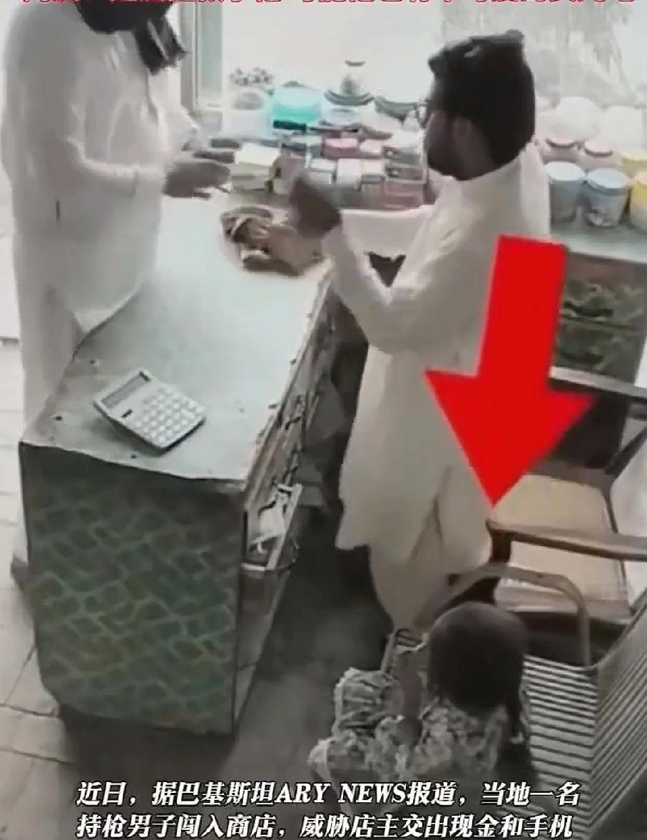 巴基斯坦男子手上缺钱了，他想实施抢劫，以度过难关。男子用黑巾蒙住头，闯进一家小