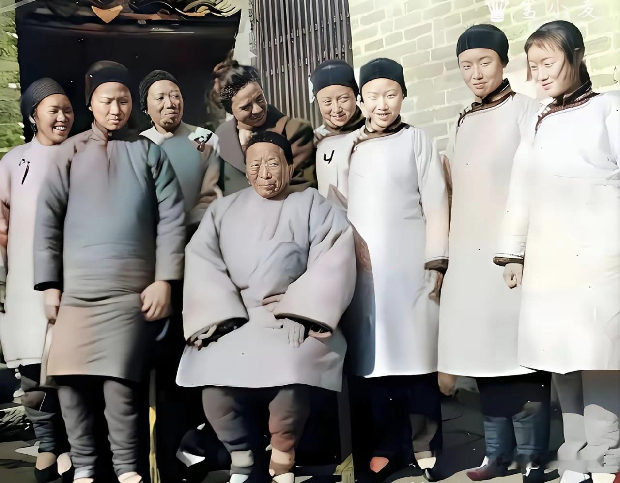 晚清大户人家旧照，没有滤镜修饰，还原真实古代闺阁女子容貌镜头下，一众女眷身着传统