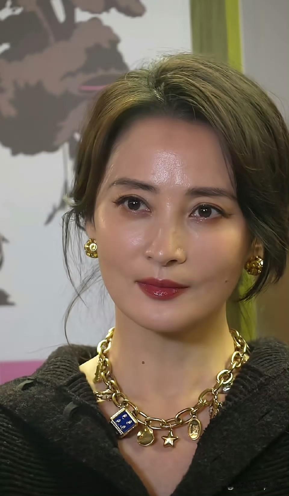 蒋勤勤这状态真的太绝了！高清镜头怼脸都不带怕的，五官还是那么精致，笑起来眼角的