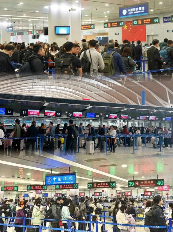 非去不可吗？日本记者在浦东机场看到的震撼一幕：前往日本的值机口中国人排成长龙