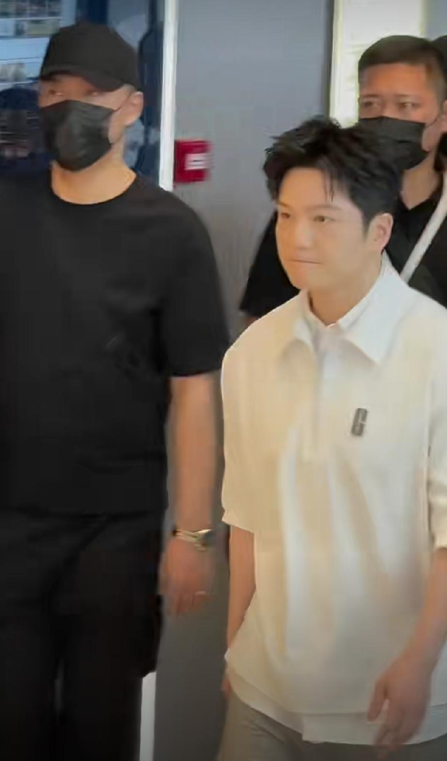 樊振东今日出席代言品牌线下活动，一身白色套装搭配今日代言主题，看起来相当清爽！