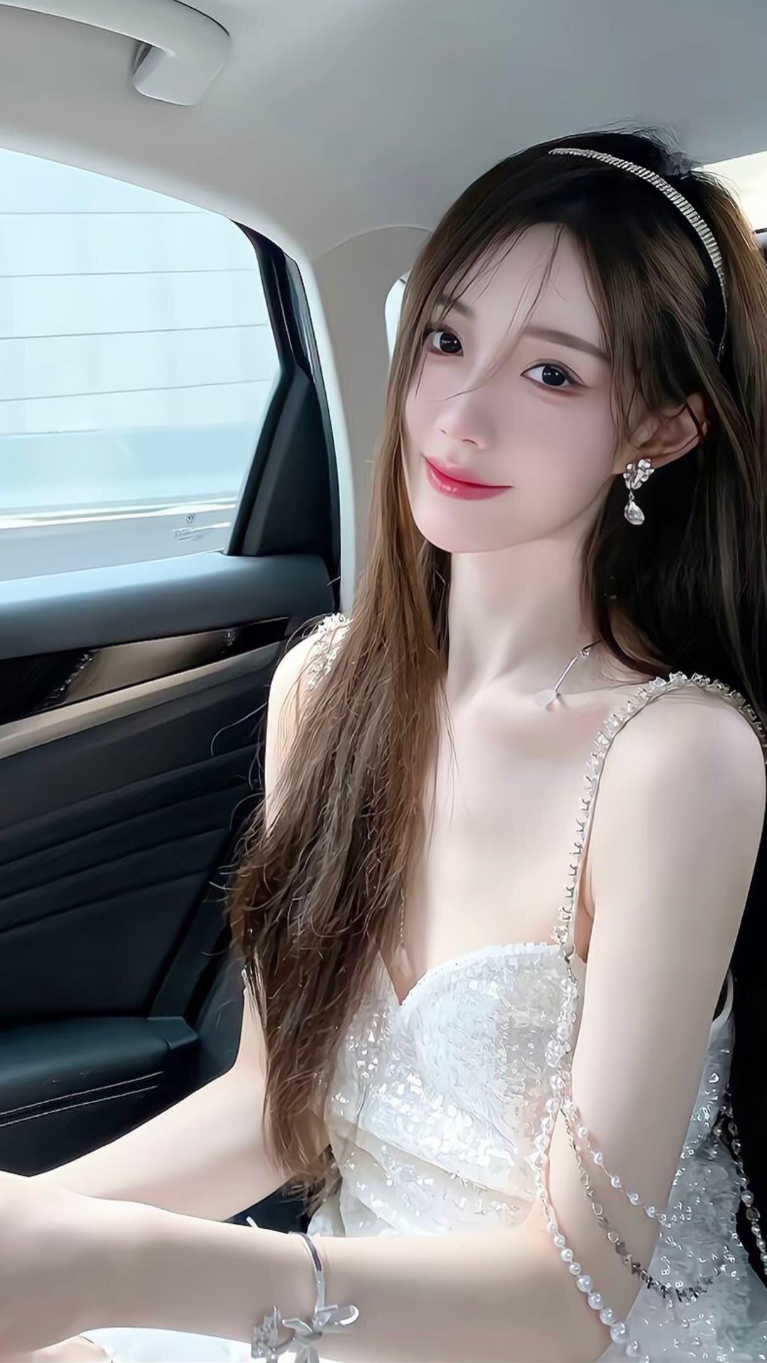笑话：大妈上了高铁，发现一小伙坐了自己位置，她上前说：小伙，我不认识字，帮我看看