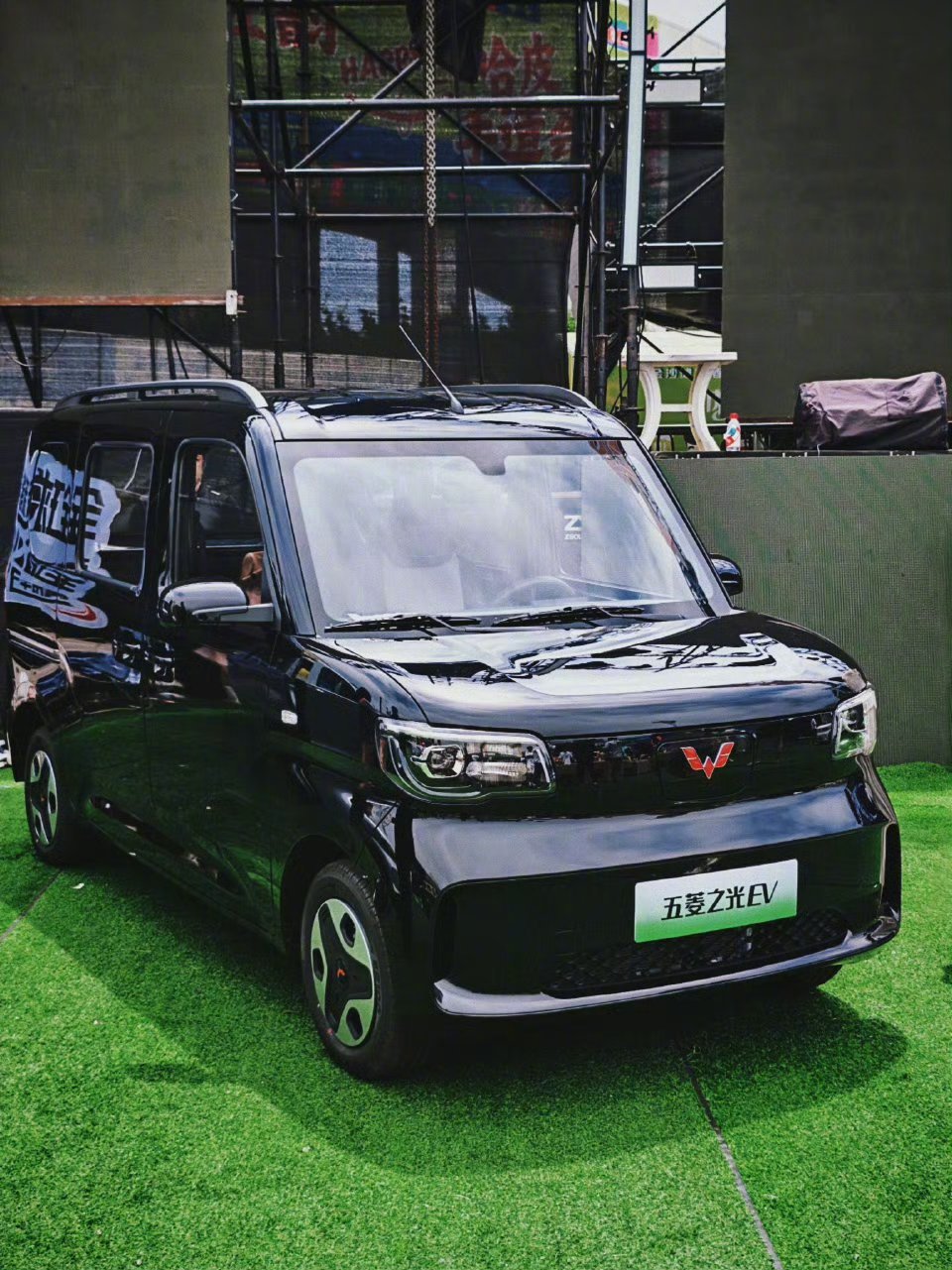 从埋头拉货的可靠伙伴，到赛博游牧青年的移动根据地——五菱之光EV305km进取