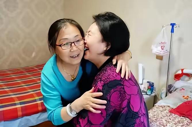 瘫痪儿媳沉睡14年，婆婆每天给她擦身体，苏醒后两个字让所有人泪崩！她轻车熟路