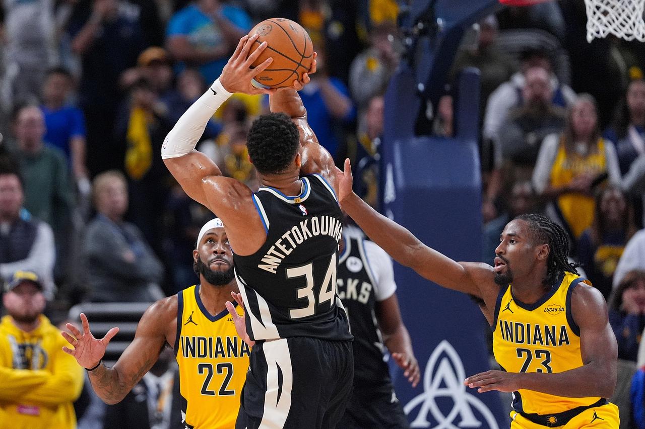 这球不是一般的牛x！字母哥用最不擅长的方式后仰跳投绝杀步行者！完成了完美复仇。