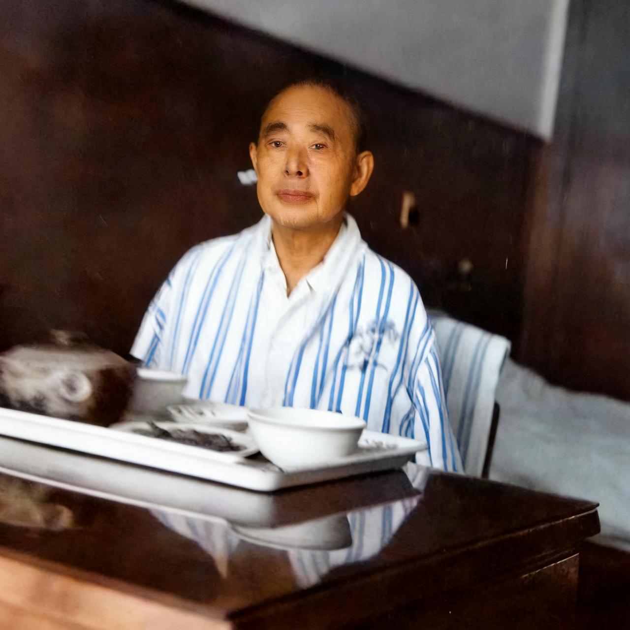 1972年，陈明仁老将军正住院调理身体，偶然拍下的这一张留影，真的特别罕见，空荡