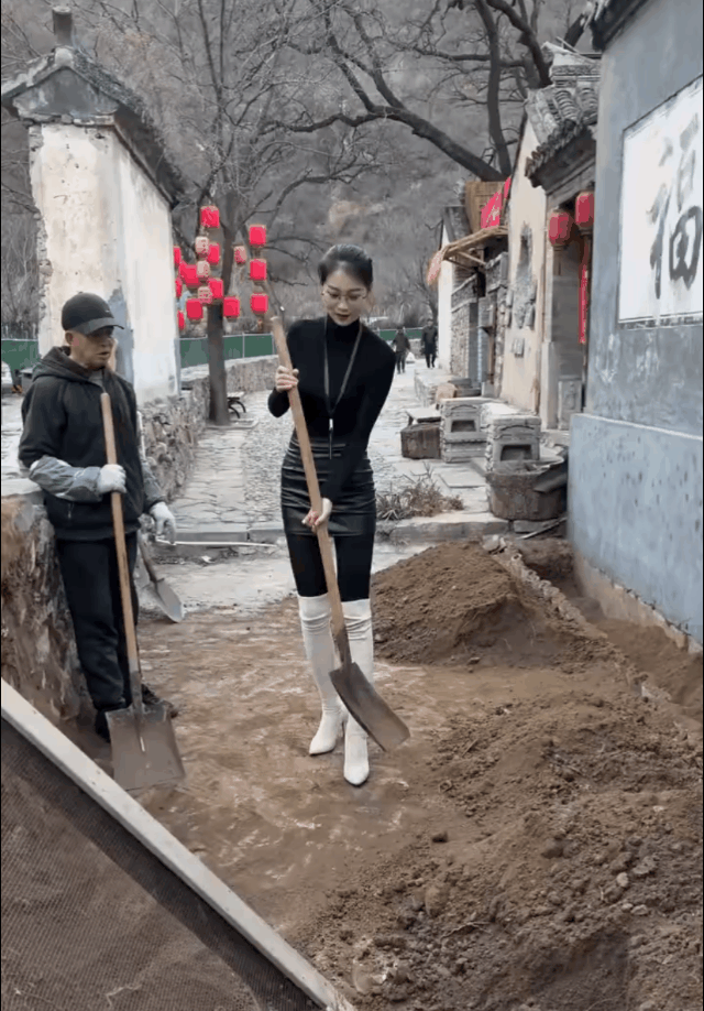 糟蹋这一双大长腿了，这么好的腿，回去干农活！