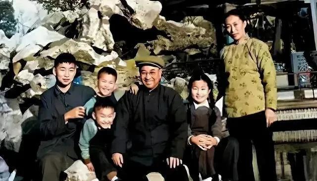 这是1960年，陈赓大将和家人一起拍下的最后一张照片。由于战争年代受过重伤，再