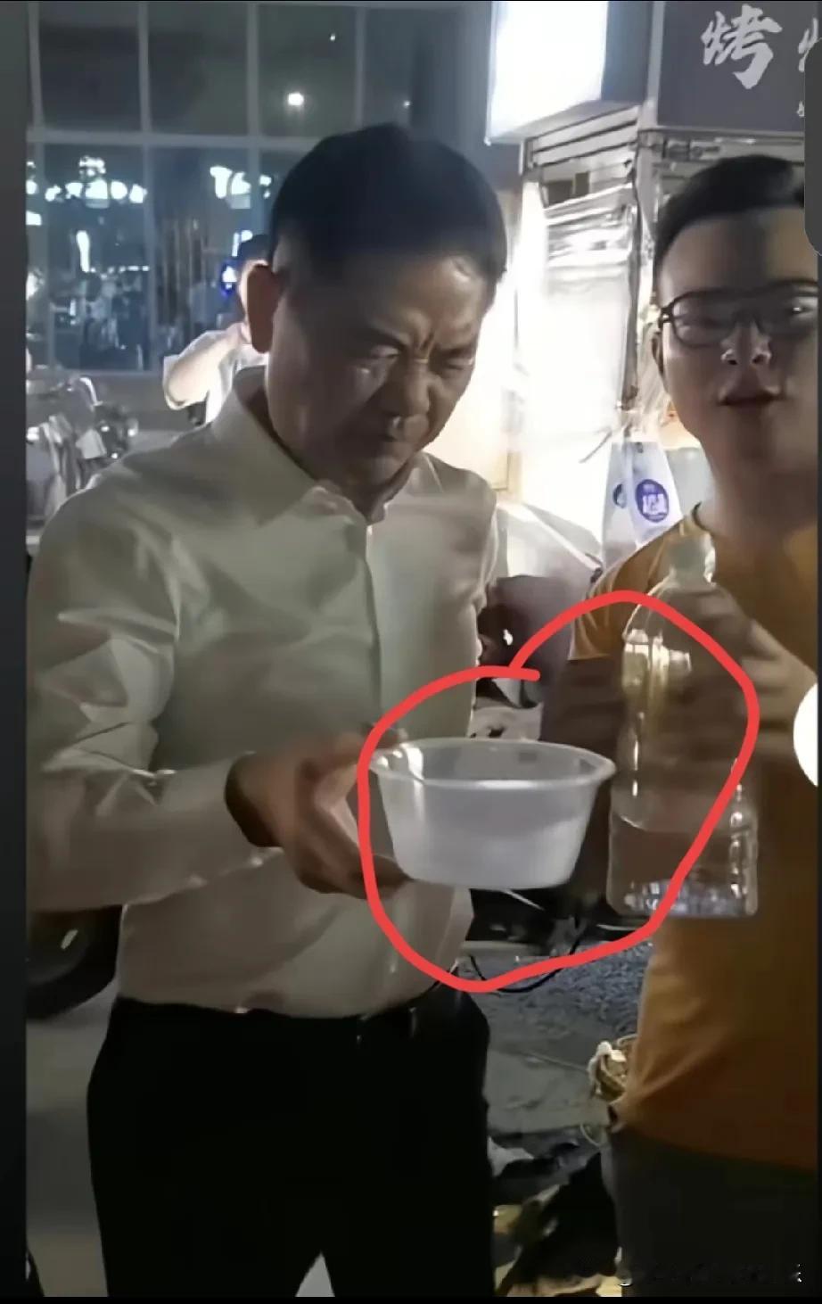 接地气不是装出来的，看看细节就知道了!不愧是大家都喜欢的刘强东，也终于明