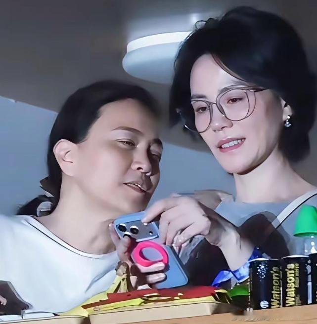 终于知道这次王菲参加那英演唱会她旁边的那个女子是谁了这次那英的演唱会很多明星都去