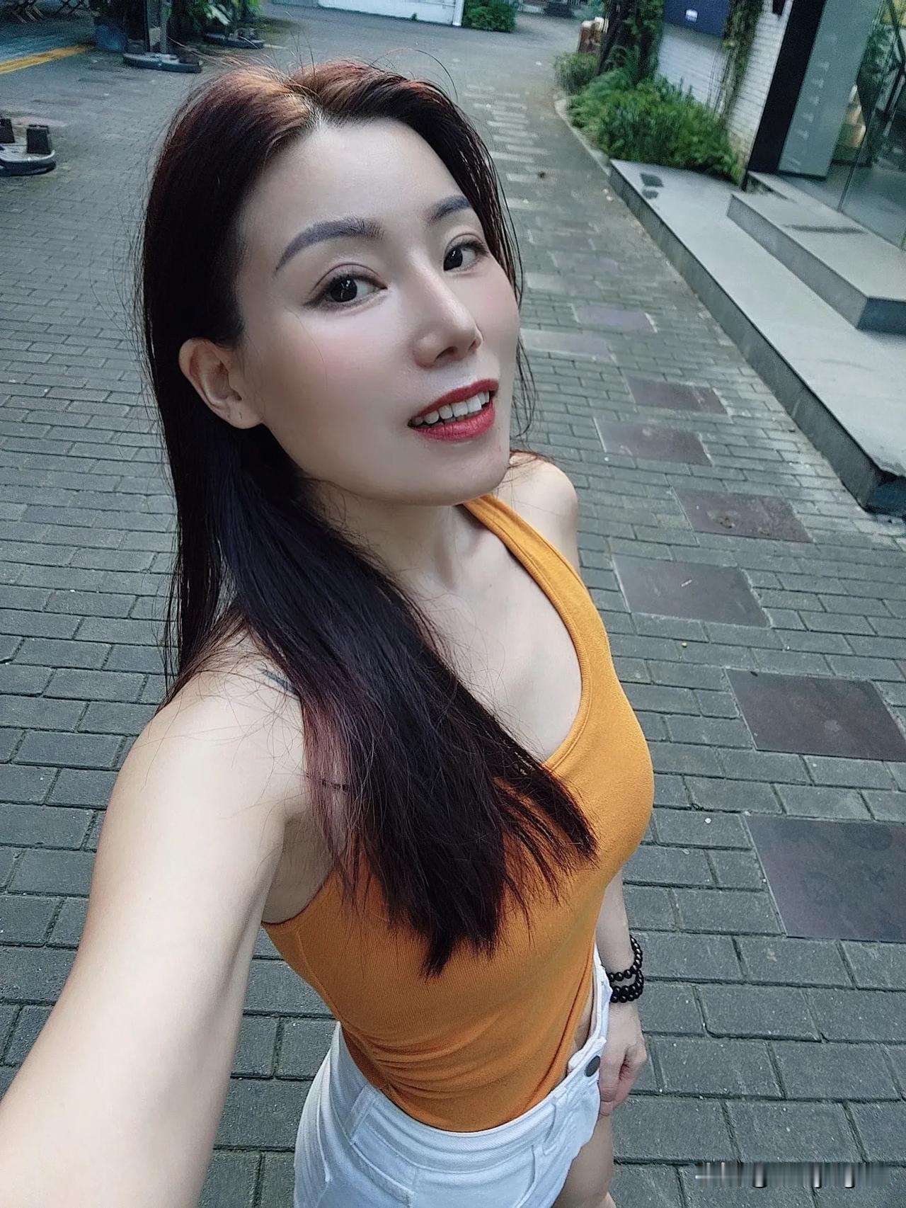 今日立秋，愿所有美好如期而至，立秋快乐。自由自在简简单单过好每一天但愿你的眼睛