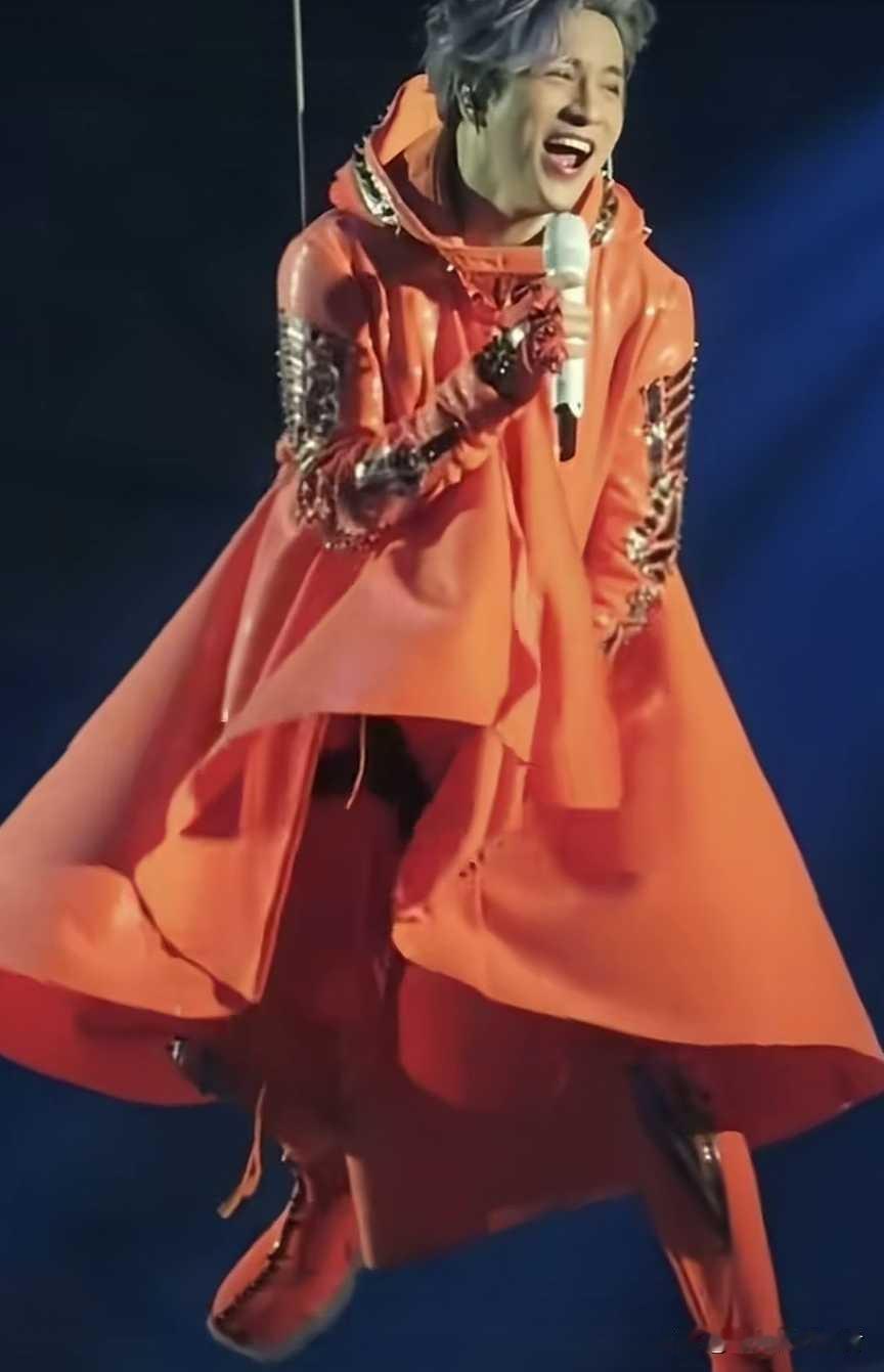 薛之谦他是怎么做到每场出洋相，场场不一样的，吊威亚担心太不美观，穿了大披风，结果