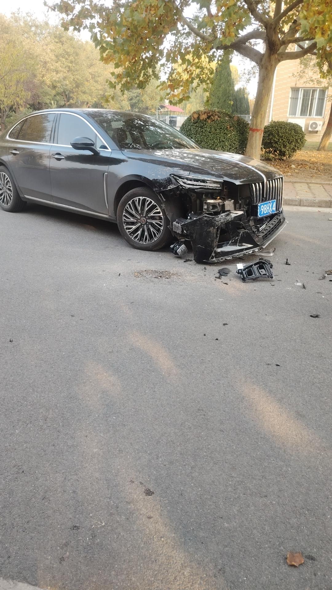 今天我和老公带着孩子来公园溜达，刚走到门口就听见“砰”的一声巨响，循声望去，只见