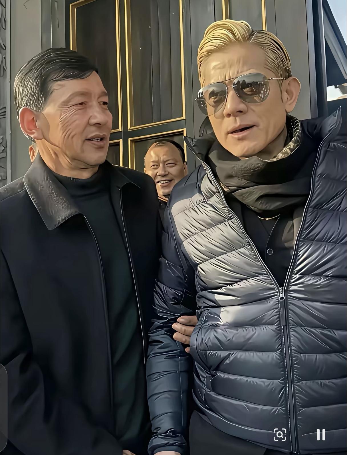 郭富城年满六十，岳父五十八岁，二人实际只差两岁。同框出镜时郭富城顶着黄发、穿搭前