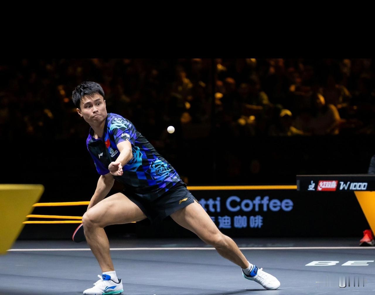 周启豪，直落三局！3-0横扫张本智和，干得漂亮！目前，中国国乒男队遇到了一些