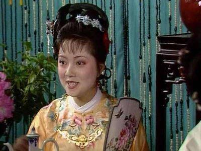 薛宝钗自觉不自觉地，每每与王熙凤较劲。“凤丫头凭他怎么巧，再巧不过老太太去。”
