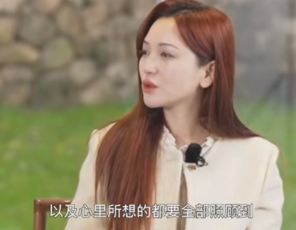 金莎被问怎么保持状态的她回答说：“其实真正的保持状态，我觉得可能就是吃的喝的和