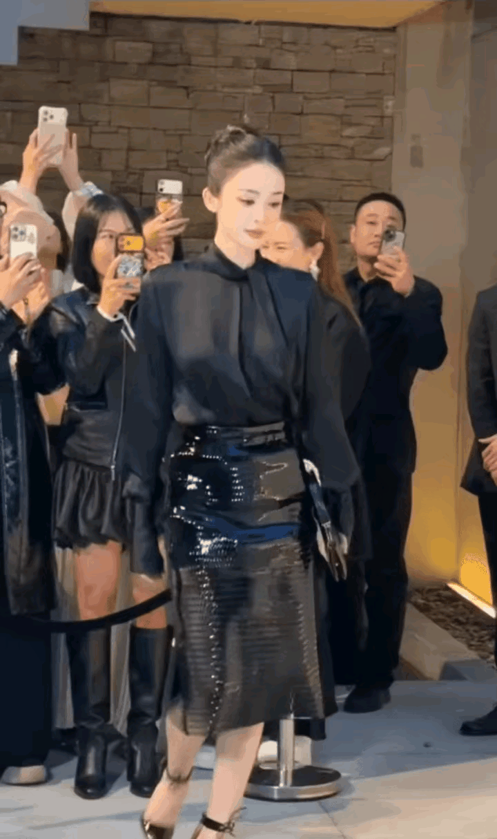 这个小视频这几天很火，火的原因无非是以下两点：一是黑色一般人很难驾驭，但她的身材