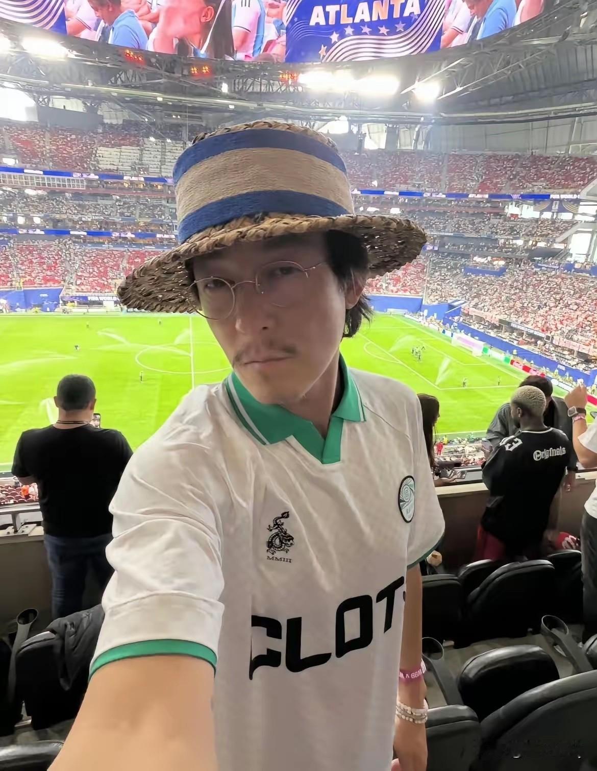 到了一定年纪又置身于娱乐圈，陈冠希是完全把偶像包袱卸下来了，眼角布满皱纹，还留起
