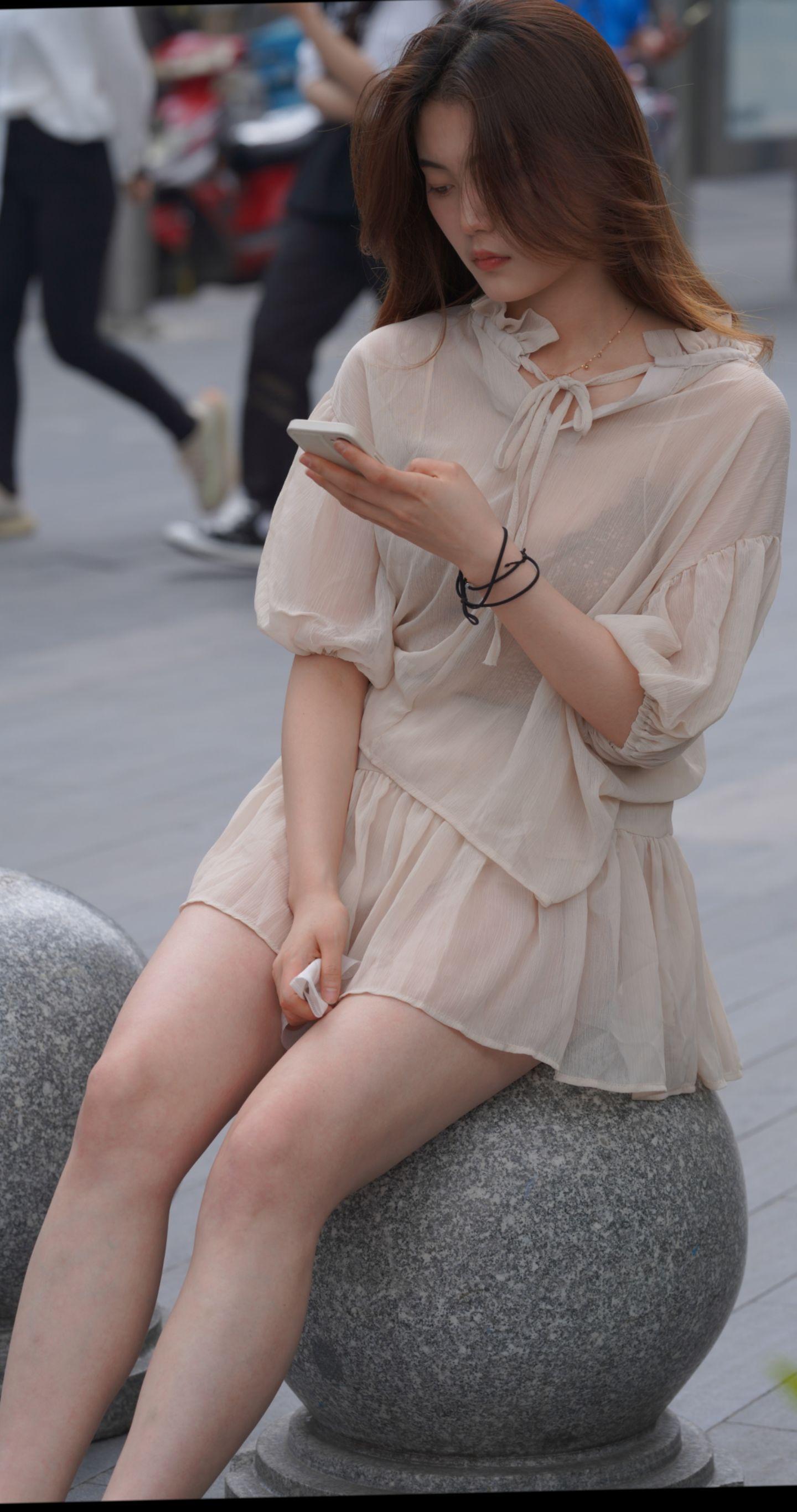 学姐说毕业舞会缺舞伴，问我能临时救个场吗。