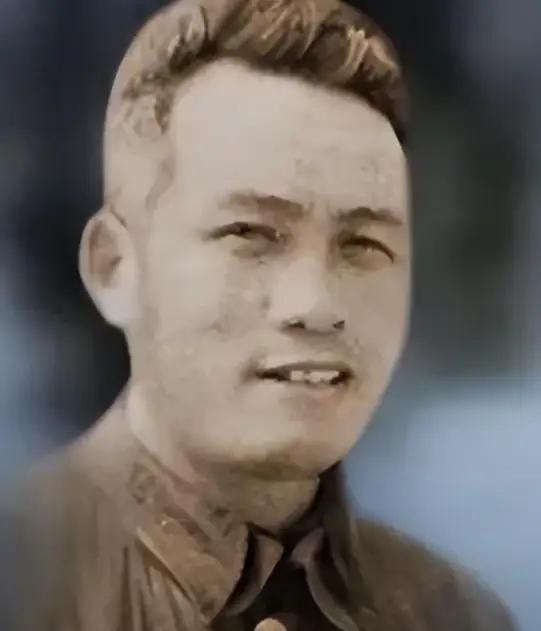 1956年，毛主席来到上海造船厂视察，忽然注意到陪同的人群中有一个熟悉的面孔，毛