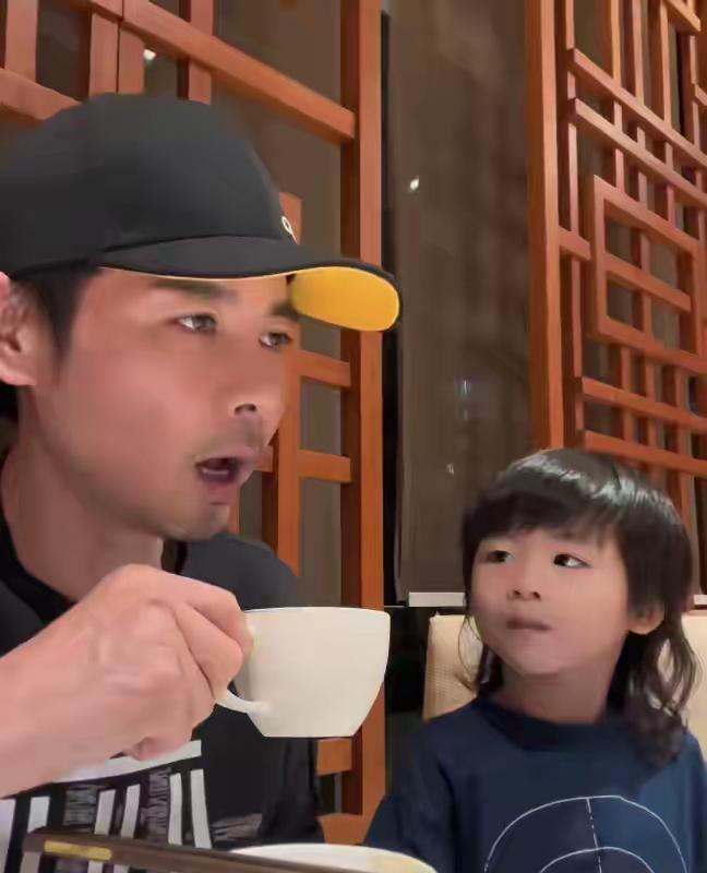 刷到张晋10月6号发的vlog，没成想被他们父子俩逗乐了！视频里就他和三胎儿子鱼