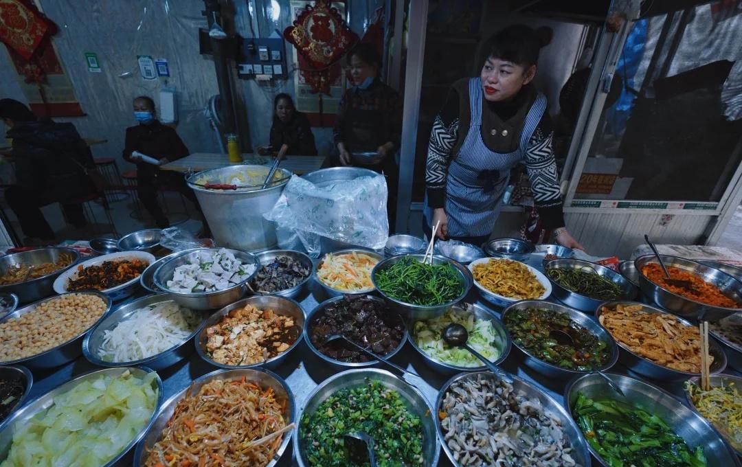 菜市的姨姨们第一视角扫街爱逛菜市场逛市场有多治愈去逛菜场吧场里有万物
