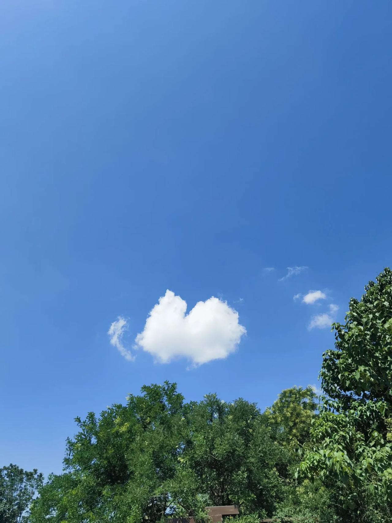 随手一张天空照西安的天空美！