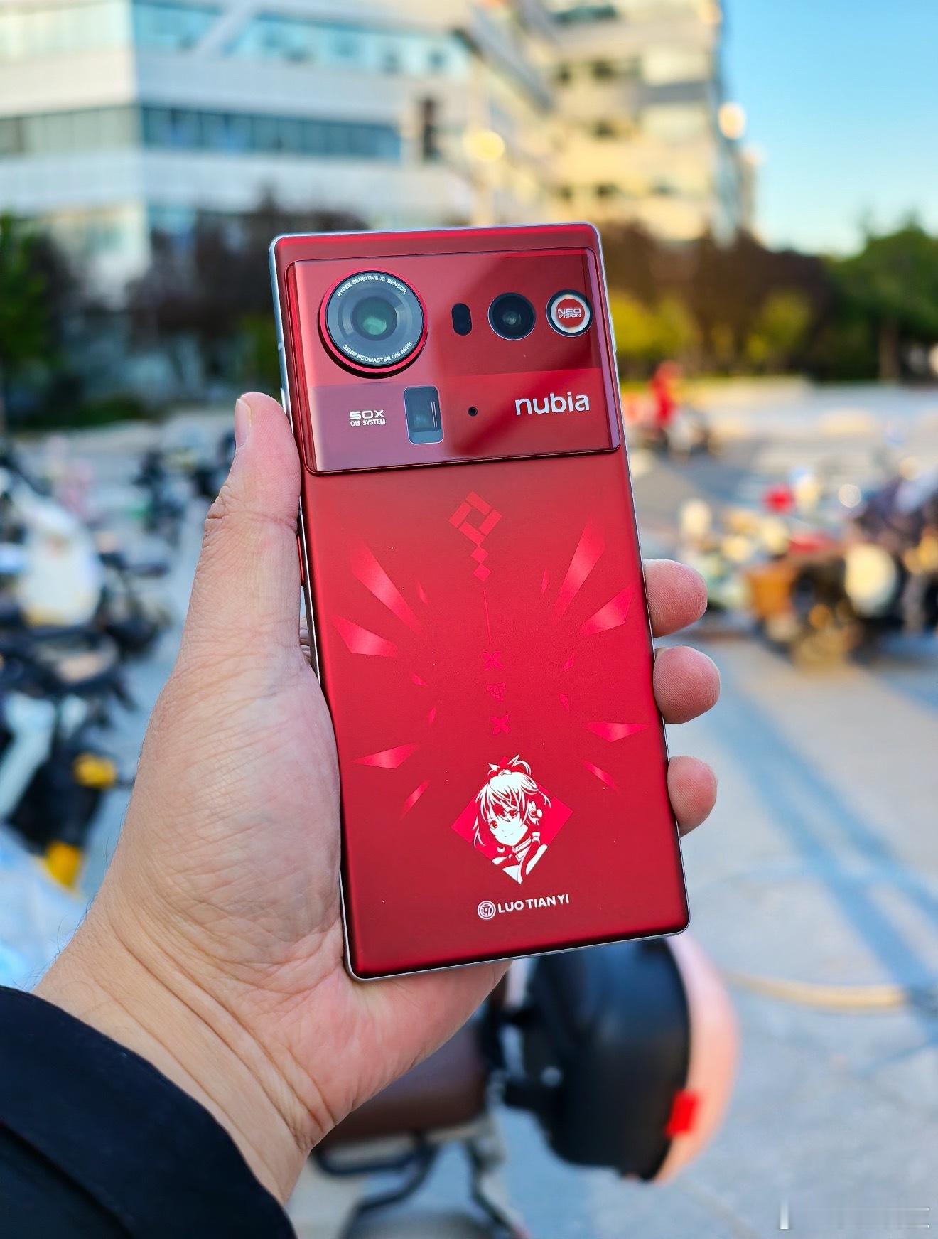 有人说努比亚Z80U外观和上代差别不大，调侃“学别家找些视觉新意也好”，但努比亚