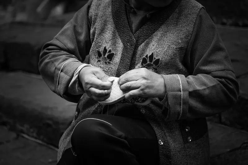 老款女人和新款女人老款女人晒太阳，晒花草，晒衣服，晒你土，晒做不完的家务