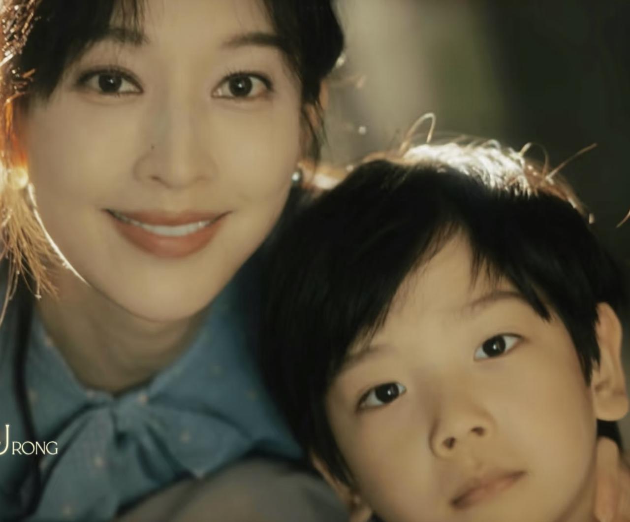 林喜柔没有发达的时候，都是自己带炎拓，接送上学放学什么的。炎拓小时候，在亲妈