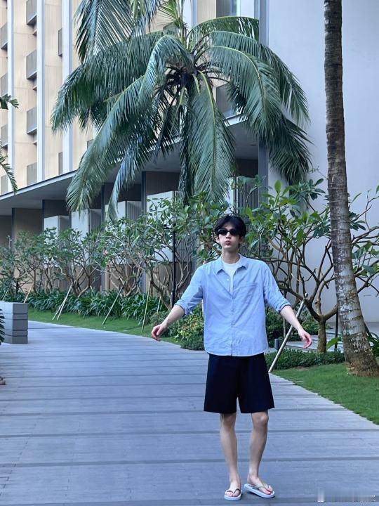 张凌赫划船plog图张凌赫划船look颜值气场双在线，这份帅谁能扛住