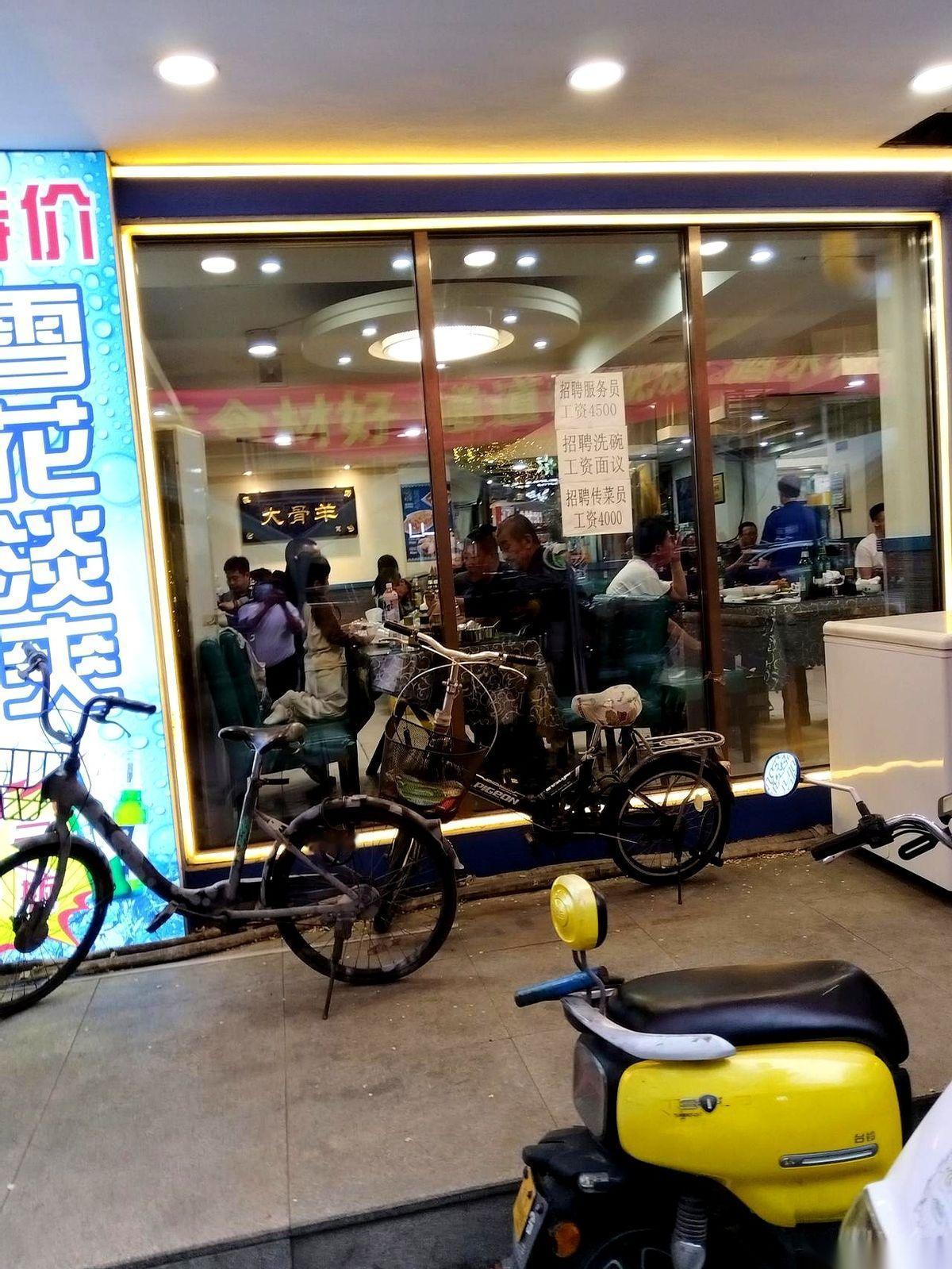 沈阳一家冷面馆，13块钱一碗，硬生生从两个小门脸干到了四个，夏天还得在门口搭个大