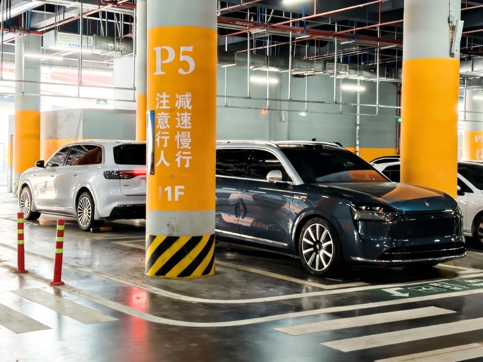 停车的时候就发现了这辆大哥！于是停到背靠背了，回来这车还在青岛