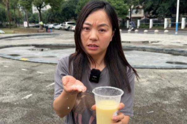 简直丧尽天良！6月16日曝光，四川一女子带娃吃火锅，点的“鲜榨玉米汁”