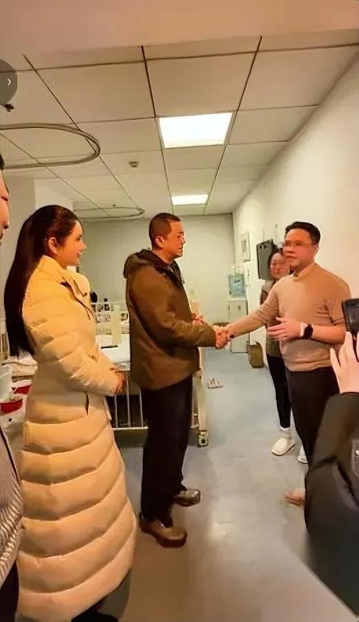 北京这冬天的暖，不是空调吹的。是一对父母跟医院说“别给我打折”。他们孩子