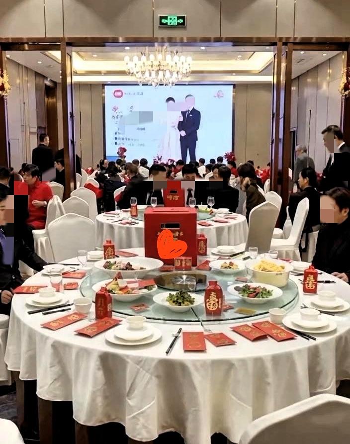现在是人情薄如纸！昨天我儿子结婚，在酒店订了40桌，每桌花费1800。万万没