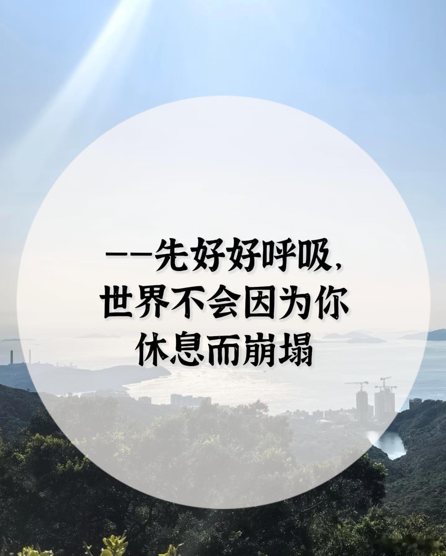 朋友还是辞职了。其实好多人都劝她，说现在工作不好找，尤其这份活儿还交五险一金，挺