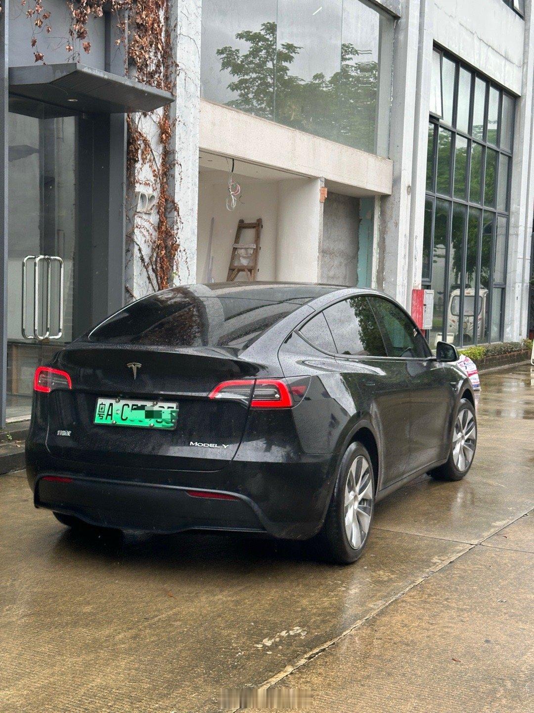 打车打到一台特斯拉ModelY～[doge]师傅说整个广州用这车来跑专车的也就10