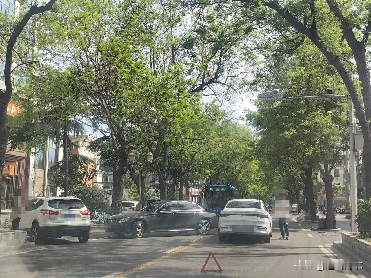 【石家庄青园街因剐蹭造成双向拥堵现场车流逆行】今日下午14时50分许，石家庄市