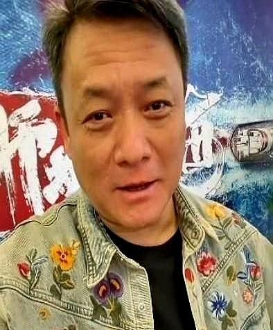 什么肖战、王一博、易烊千玺等这些顶流明星都不在他的考虑之中。郭导在片场烧钱的方