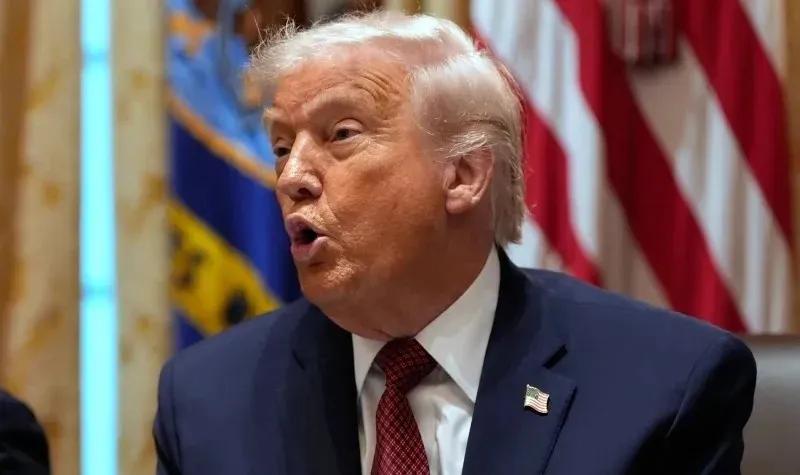 【不可思议】当地时间2025年12月10日，美国总统特朗普在白宫圆桌会议上就白