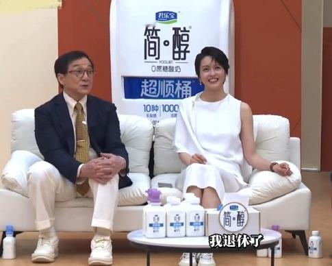 今天梁咏琪和成龙一起参加综艺活动，两位都搭配的很年轻，看上去很有兄妹范儿。梁