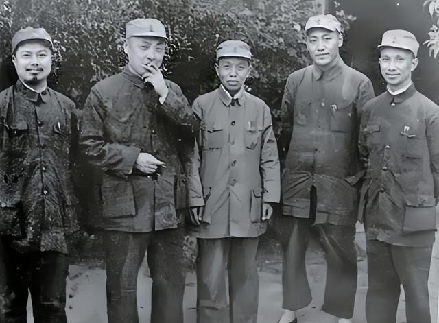 第三野战军首长中，第一个被提拔到中央任职的是谁？不是陈毅，不是谭震林，而是粟裕。